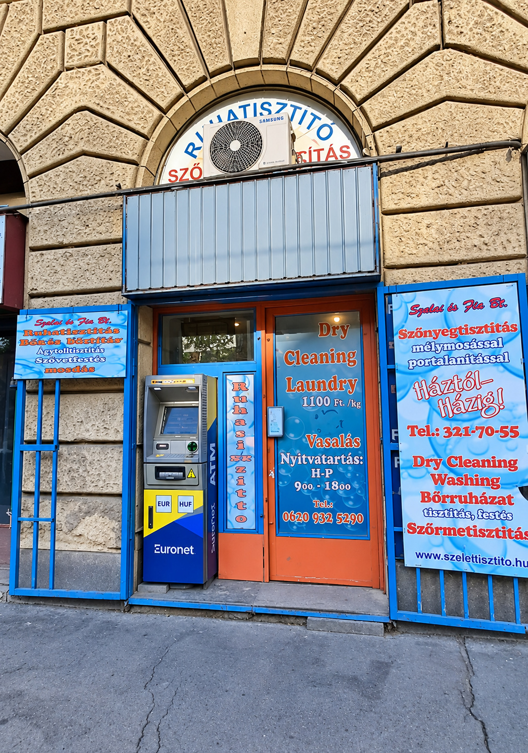 A Szelei Vegytisztító utcai üzletportálja, kék bejárati ajtóval és kirakattal